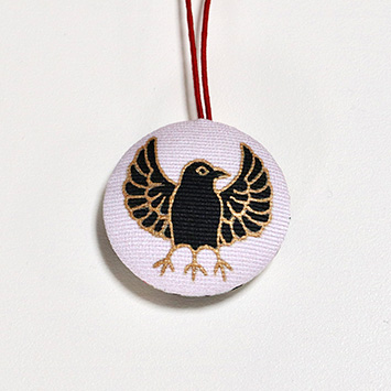 some-pri ラッキーチャーム「八咫烏」薄桜(うすざくら)