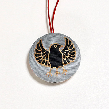 some-pri ラッキーチャーム「八咫烏」錫色(すずいろ)