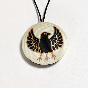 some-pri ラッキーチャーム「八咫烏」鳥の子色(とりのこいろ)