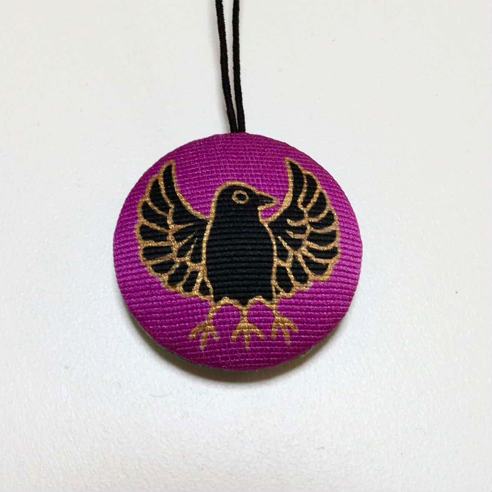 some-pri ラッキーチャーム「八咫烏」フクシアパープル